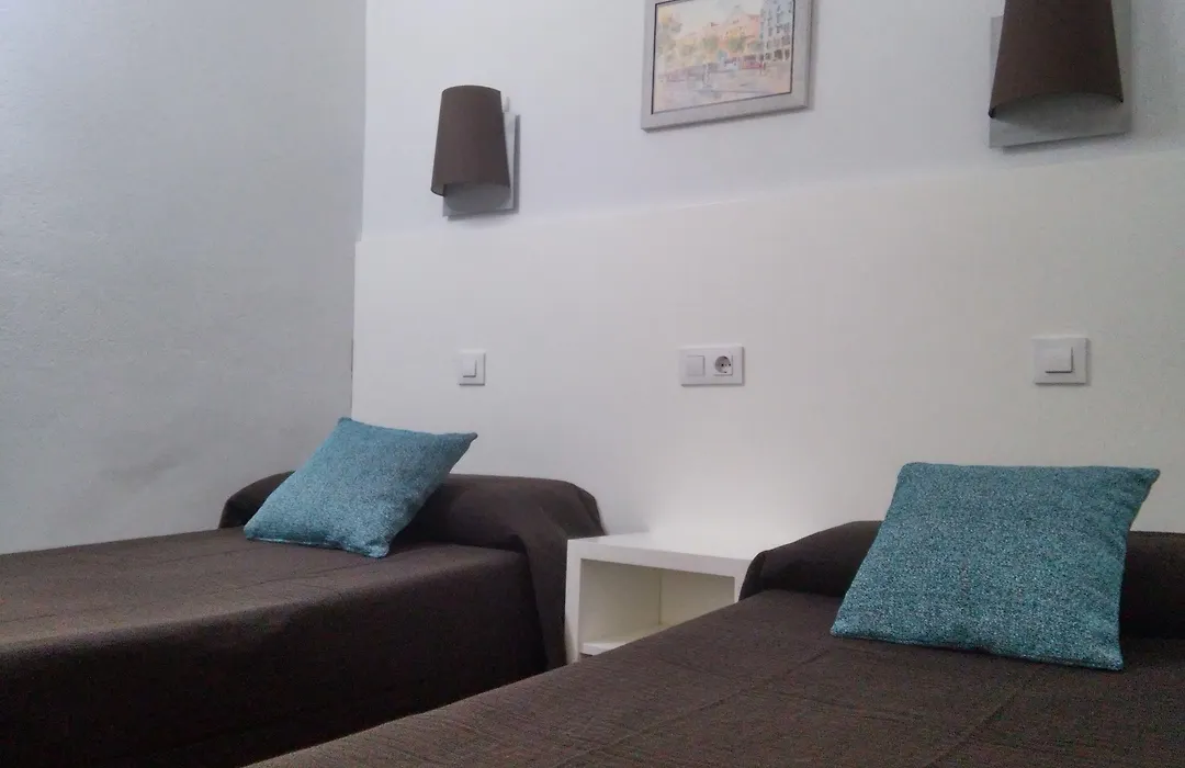 Hostal Lesseps-1